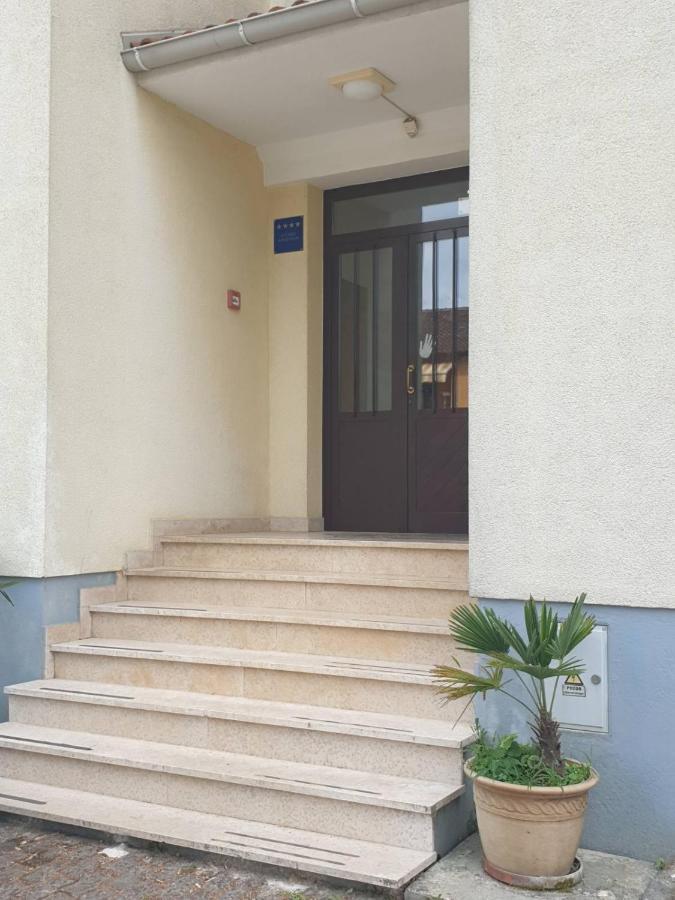 Apartment Lara Rovinj Bagian luar foto